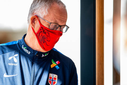 Lars Lagerbäck, head coach of Norway, wearing a face mask