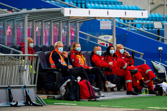 Medial staff follow the training session with the Norwegian