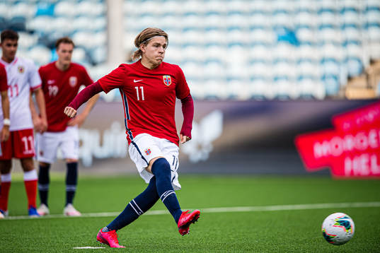 Jens Petter Hauge of Norway  scores the 1-0 goal