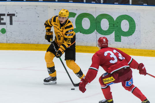 Skellefteås Jonathan Johnsonunder träningsmatchen i