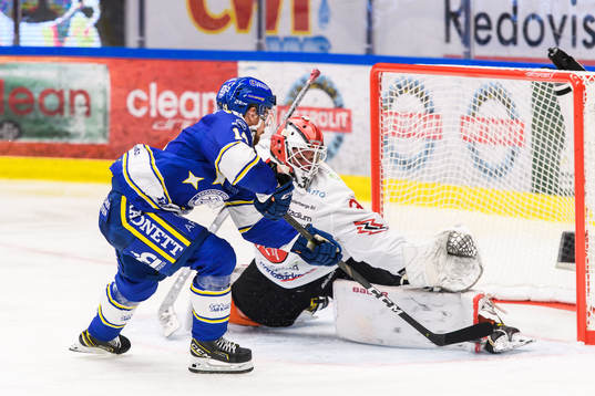 Leksands Oskar Lang och Vita Hästens målvakt August