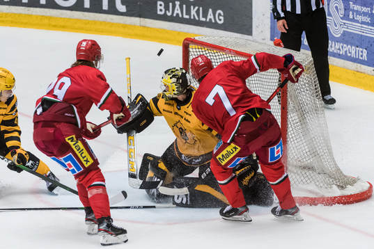 Modos Tobias Åhström oroar framför Skellefteås målvakt