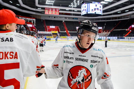 Vita Hästens Simon Holmström jublar