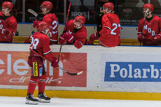 Modos Linus Pettersson  jublar