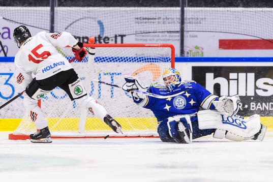 Vita Hästens Simon Holmström gör 2-5 på straff bakom