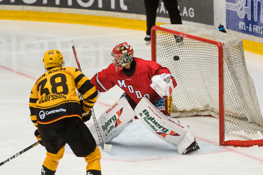 Skellefteås Jacob Olofsson och Modos målvakt Anthony