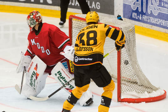 Skellefteås Jacob Olofsson och Modos målvakt Anthony