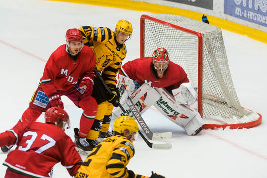 Skellefteås Linus Lindström och Modos målvakt Anthony