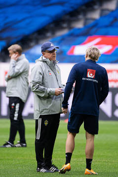 Head coach Janne Andersson and Emil Forsberg of the Swedish