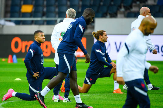 Kylian Mbappé and head coach Didier Deschamps of the