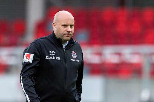 Örebros tränare Stefan Ärnsved före fotbollsmatchen i
