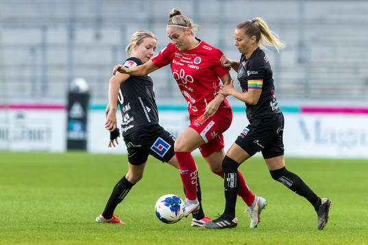 Örebros Karin Lundin mellan Växjös Alexandra Jonasson