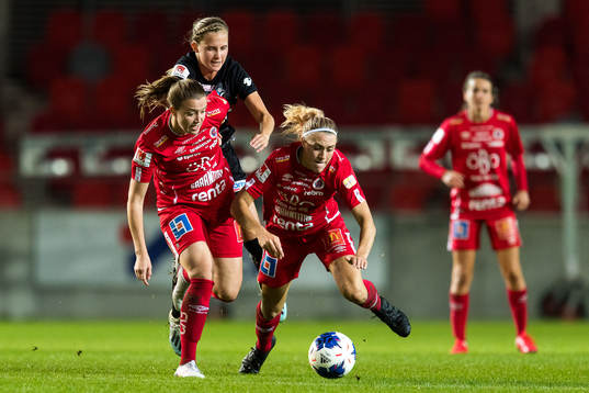 Växjös Ria Öling stoppas av Örebros Maja Regnås och