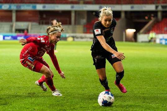Örebros Heidi Kollanen och Växjös Amanda Johnsson Haahr