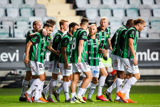 GAIS spelare jublar med Julius Lindberg