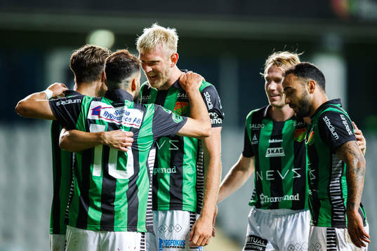 GAIS spelare jublar med Mervan Celik