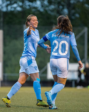 Malmö FFs Elvira Ramel jublar med Saga Fredriksson