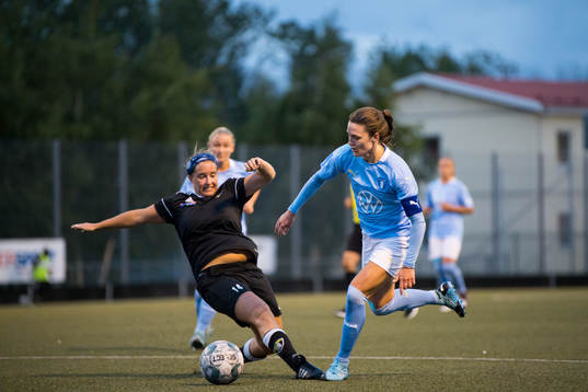 Malmö FFs Saga Fredriksson tar sig förbi Malmö City FCs