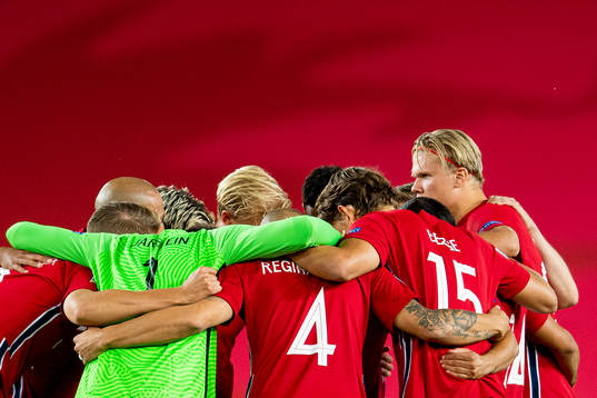 Erling Braut Haaland and the players of Norway gather in a