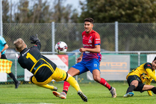 Höganäs Hassan Maatouk med ett skott som Gnosjös