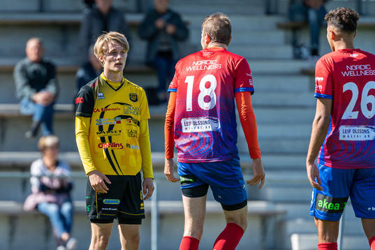 Gnosjös Philip Koppelo i diskussion med Höganäs Mattias