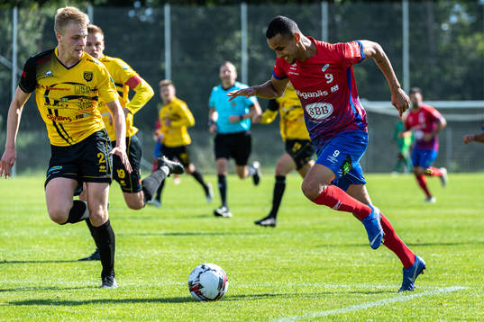 Höganäs Samuel Aziz mot Gnosjös Hugo Carlsén