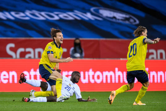 Albin Ekdal of Sweden and Dayot Upamecano of France
