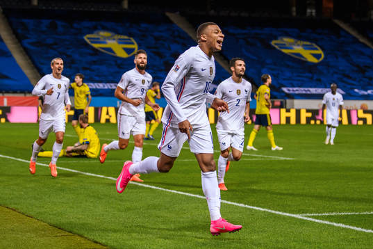 Bläddra bland fler bilder av Football, Nations League, Sweden - France
