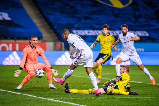 Kylian Mbappé of France scores 0-1 behind goalkeeper Robin