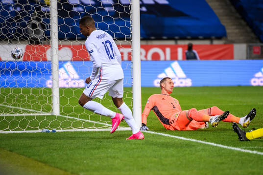 Kylian Mbappé of France scores 0-1 behind goalkeeper Robin