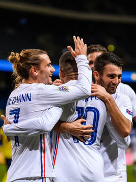 Antoine Griezmann, Kylian Mbappé and Léo Dubois of France