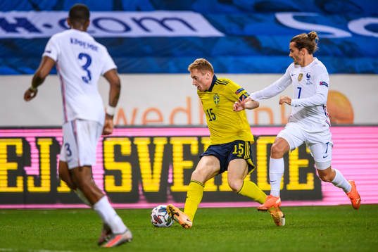 Dejan Kulusevski of Sweden and Antoine Griezmann of France