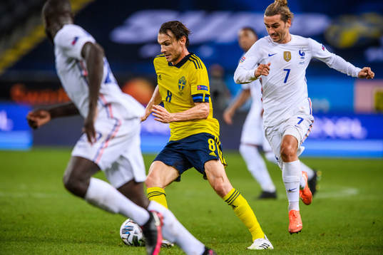 Albin Ekdal of Sweden and Antoine Griezmann of France
