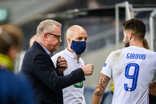 Head coach Janne Andersson of Sweden and Olivier Giroud of