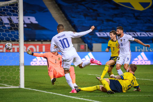 Kylian Mbappé of France scores 0-1 behind goalkeeper Robin