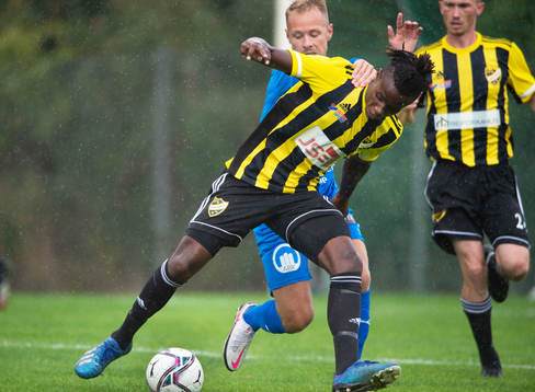 IFK Hässleholms Carl Mujaguzi och Nosabys Joel Wedenell i