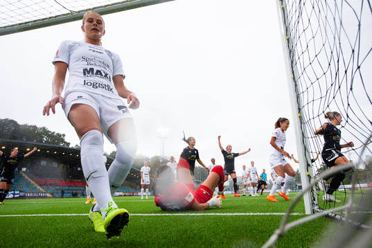Eskilstunas Amanda Nilden och målvakt Cosette Morche deppar