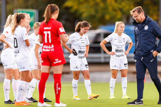 Eskilstunas Loretta Kullashi deppar med lagkamrater