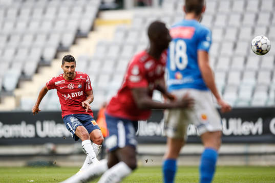 Örgrytes Ailton Jose Almeida med en frispark