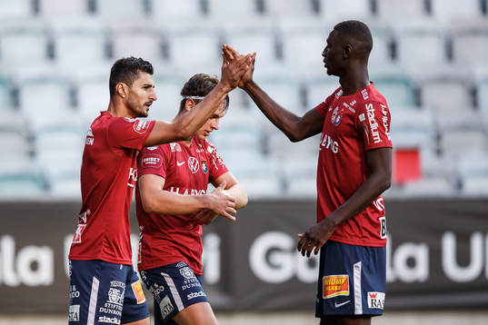 Örgrytes Ailton Jose Almeida jublar med Kevin Ackermann
