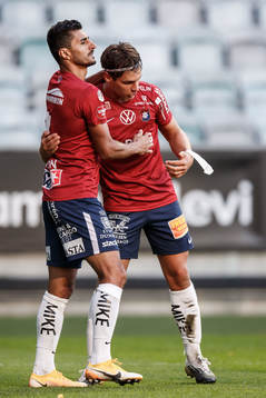 Örgrytes Ailton Jose Almeida jublar med Kevin Ackermann