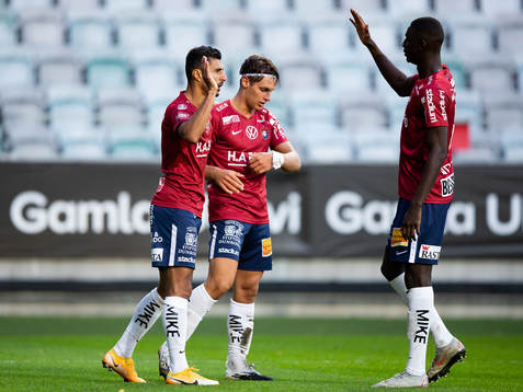Örgrytes Ailton Jose Almeida jublar med Kevin Ackermann