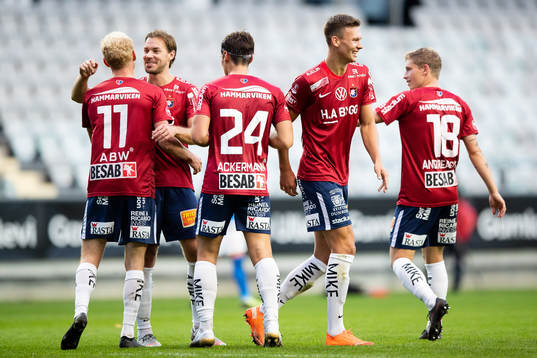 Örgrytes Adam Bergmark Wiberg jublar ihop med lagkamrater