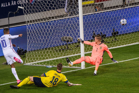 Kylian Mbappé of France scores 0-1 behind Pontus Jansson