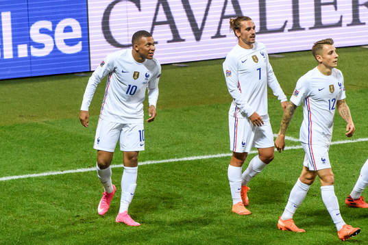 Kylian Mbappé and Antoine Griezmann of France celebrates