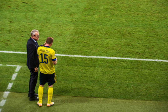 Head coach Janne Andersson and Dejan Kulusevski of Sweden