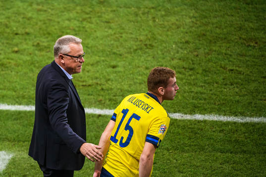 Head coach Janne Andersson and Dejan Kulusevski of Sweden