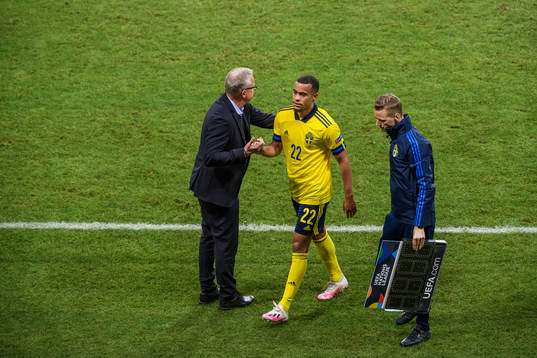 Head coach Janne Andersson and Robin Quaison of Sweden