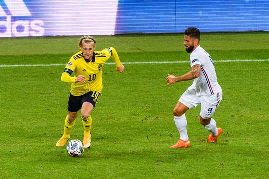 Emil Forsberg of Sweden and Olivier Giroud of France