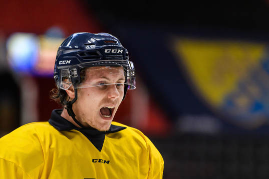 Södertäljes Nick Olesen reagerar